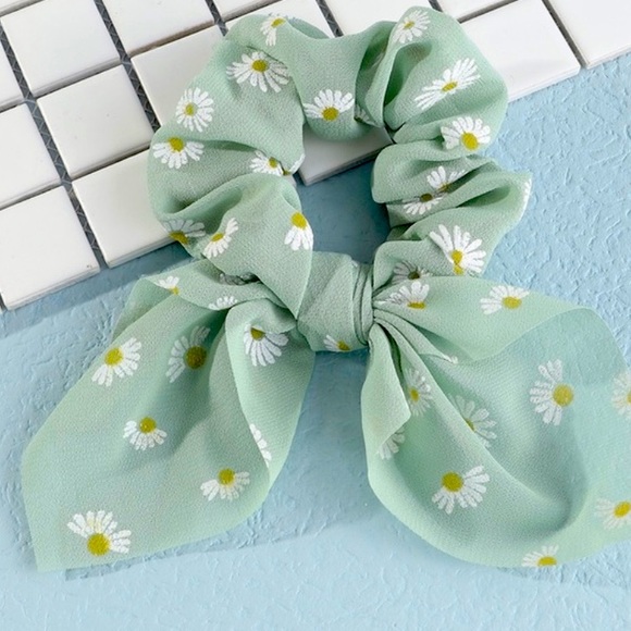 Light green hair tie/scrunchie with white flowers - Picture 1 of 1